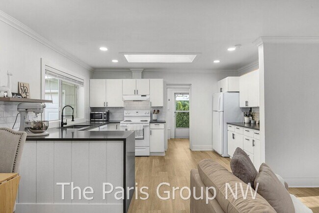 Building Photo - Remodeled Renton Highlands Home * A/C & Great Backyard