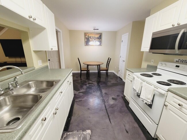 Building Photo - 1926 Fannie Dr