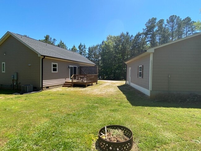 Building Photo - One Level Lake Gaston Home - Hubquarter Cr...