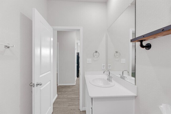 Building Photo - 101 Mountain Valley St