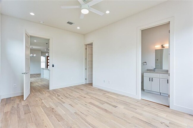 Building Photo - High-End New Construction Townhome Walk to...