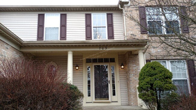 Building Photo - 709 Williamsburg Ct