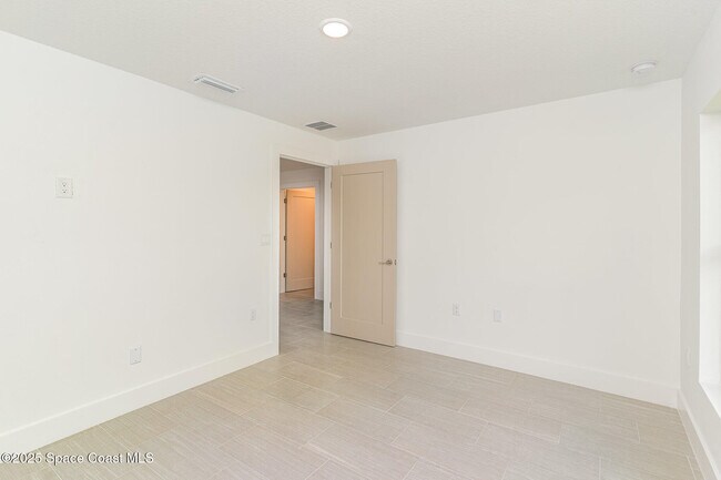 Building Photo - 1605 Par St NE