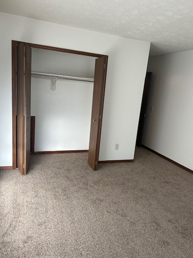 Building Photo - 9860-9864 MANDEL - LO