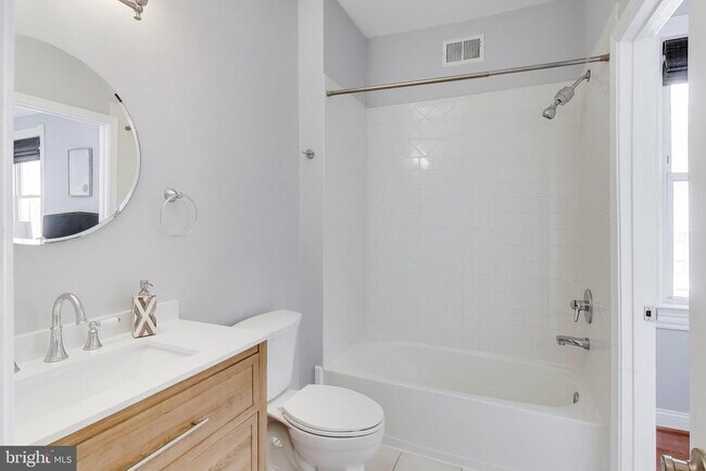 Building Photo - 1006 Otis Pl NW