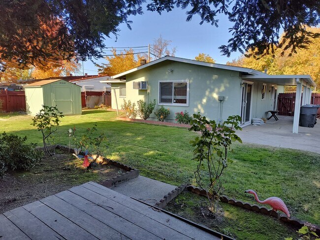 Building Photo - Fabulous home with huge park like yard!