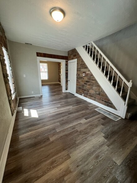 Building Photo - 622 Stewart Ave