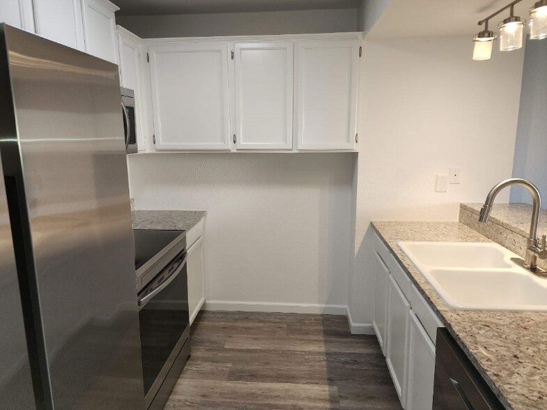 Building Photo - 2432 Lexington Village Ln