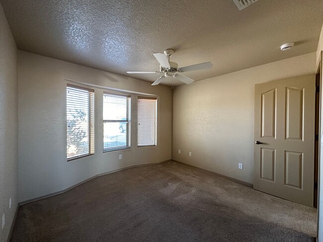 Building Photo - Beautiful 3 bedroom, 3 garage home in Chap...