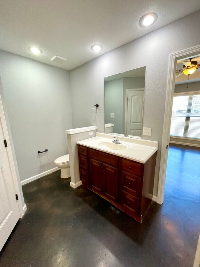 Building Photo - 3/2 off Richardson Dr. South side of Jonesboro