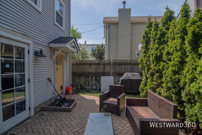 Building Photo - 1709 W Barry Ave