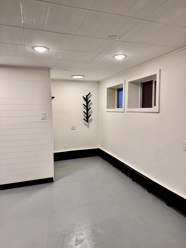 Building Photo - 720 18th Ave