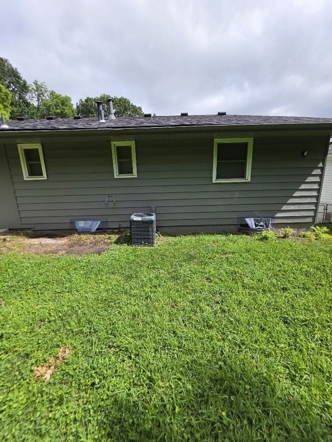 Building Photo - Beautiful 4 bedrooms and 1 bath home located on NE 38th St in Kansas City, MO