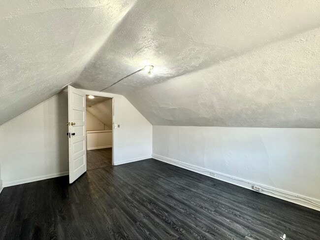 Building Photo - 5 bed/2 bath Mins. from UC Campus for Only...