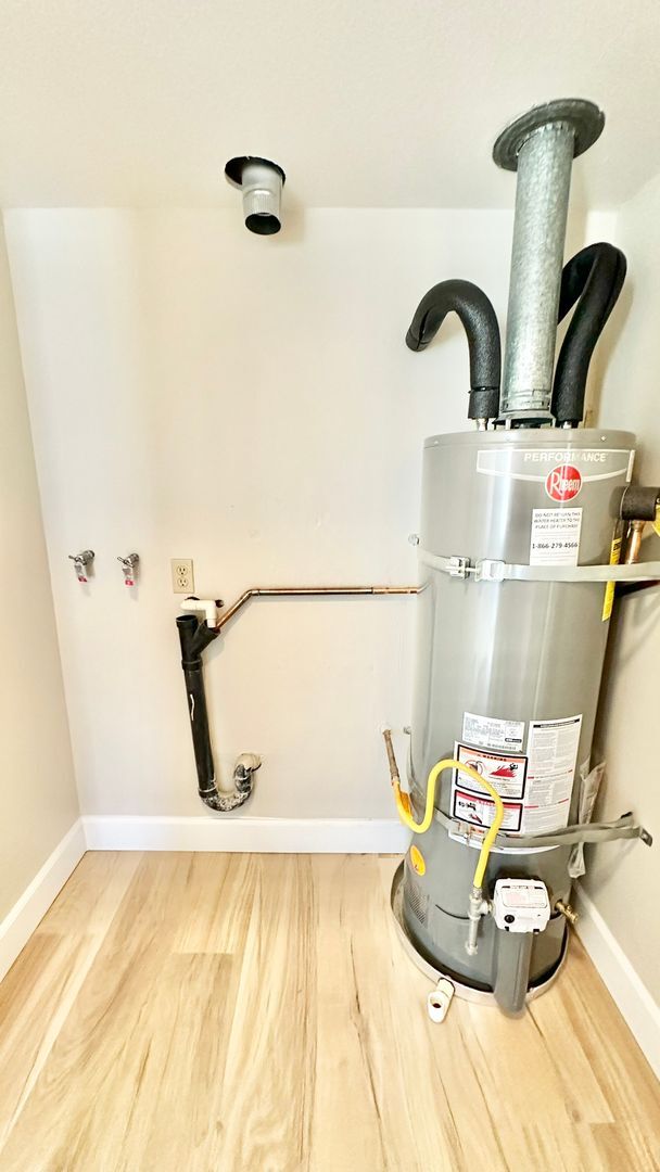 Building Photo - Fully Remodeled Upper Unit Condo in the De...