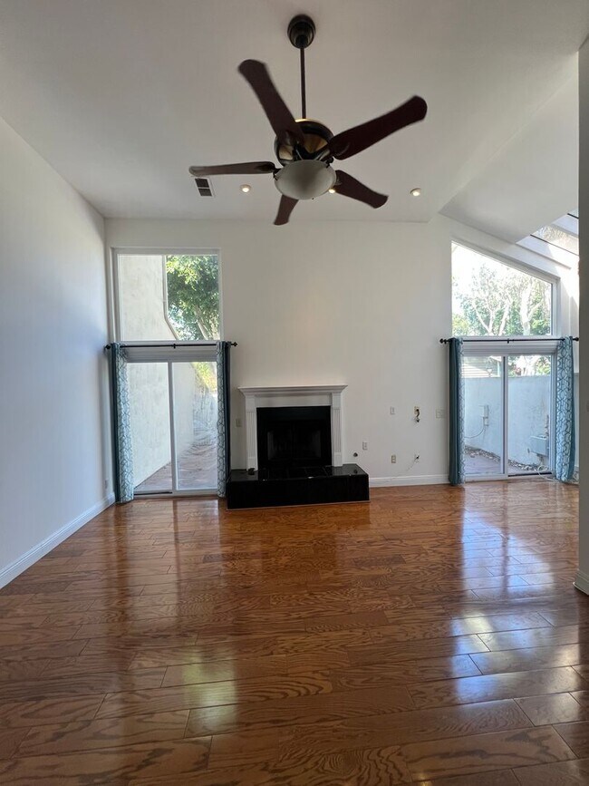 Building Photo - Tri-Level 2bed 2.5 bath Huntington  Beach Condo