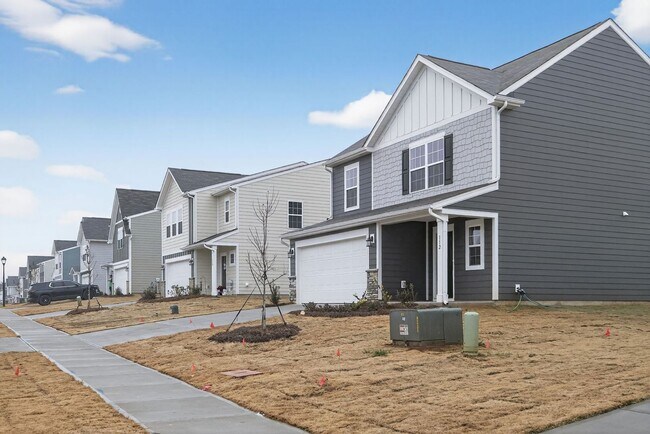 Building Photo - Spacious 5BR House in Statesville