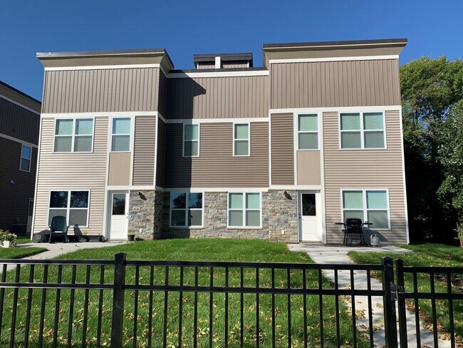 Building Photo - Spacious 3BR / 2.5BA Townhome with Private Rooftop Retreat