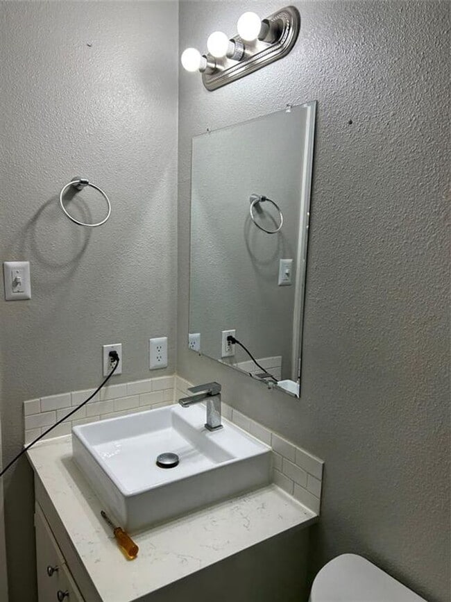 Building Photo - 1910 Westridge Dr