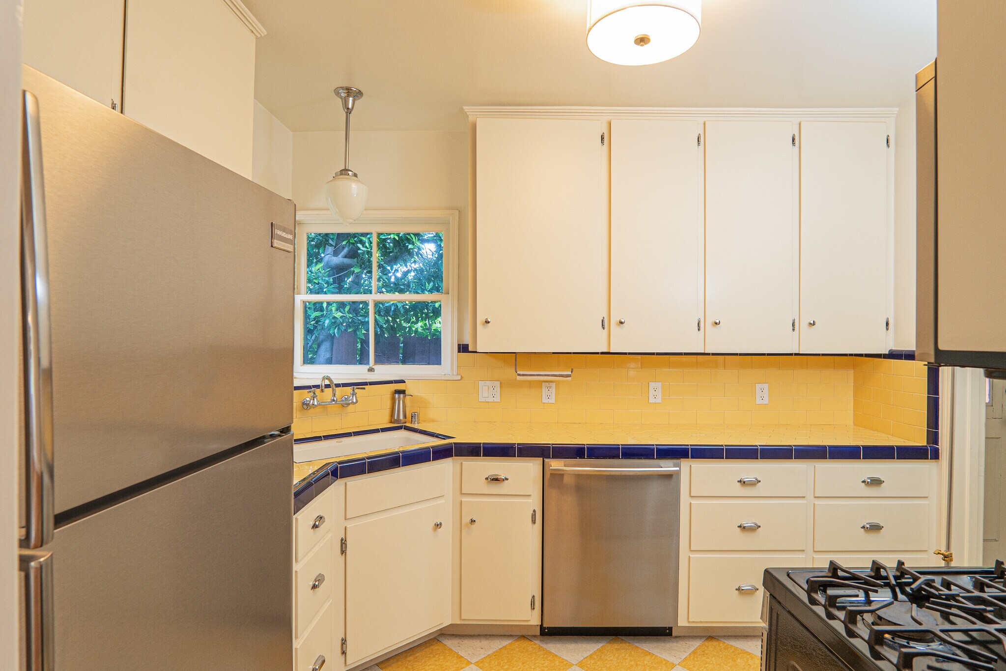 Building Photo - 638 N Gardner St