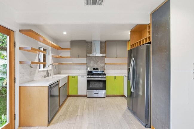 Building Photo - Beautiful 3 Bed + 2 Bath House + Front & Back Yard, Garage, Driveway