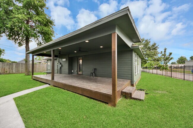 Building Photo - Luxury Living Meets Modern Elegance in the Heart of Houston