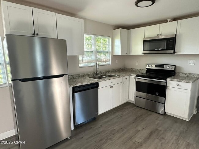 Building Photo - 619 E 8th Pl