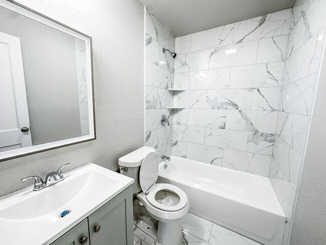 Building Photo - Updated 2bed/1bath in the heart of Midwest City