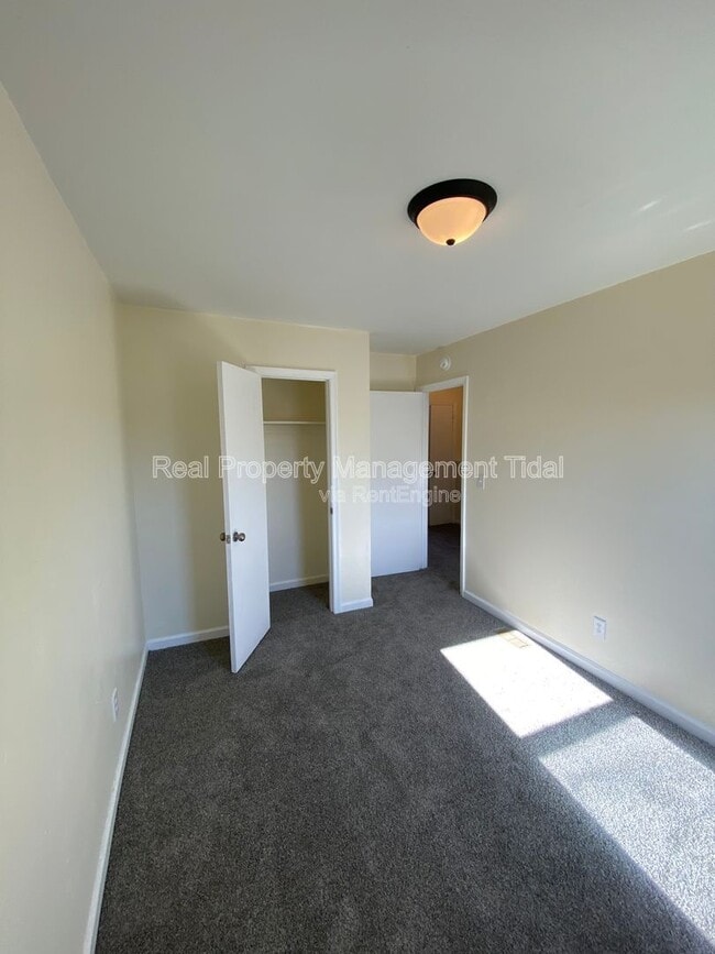 Building Photo - 726 19th St