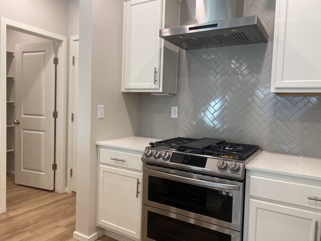 Building Photo - Beautiful 3 Bed/2.5 Bath Townhome with Att...