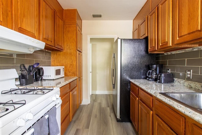 Building Photo - 332 S Swinton Ave