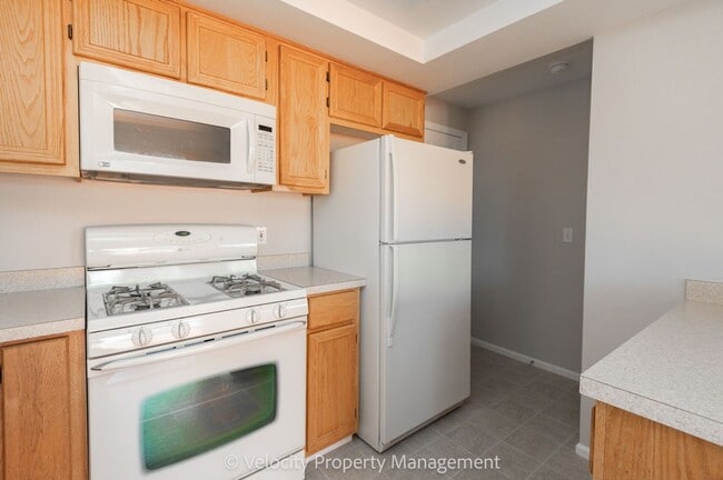 Building Photo - Beautiful Townhome with new paint, carpet ...