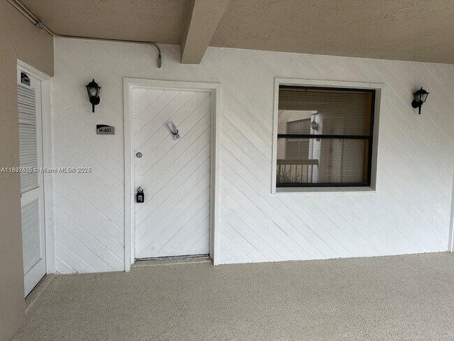 Building Photo - 601 Ives Dairy Rd