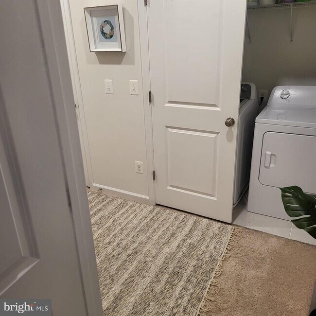 Building Photo - Welcome to your new home in the heart of L...