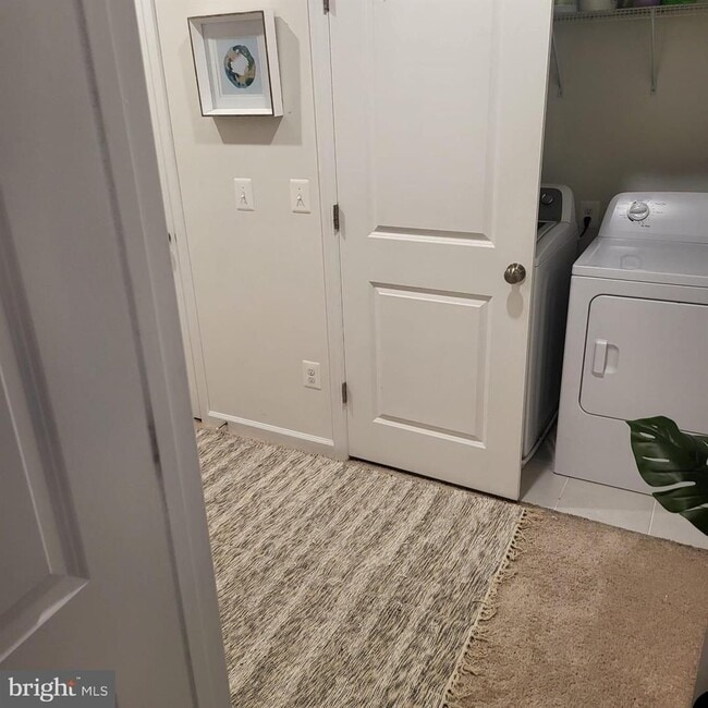 Building Photo - Welcome to your new home in the heart of Loudon County, VA!