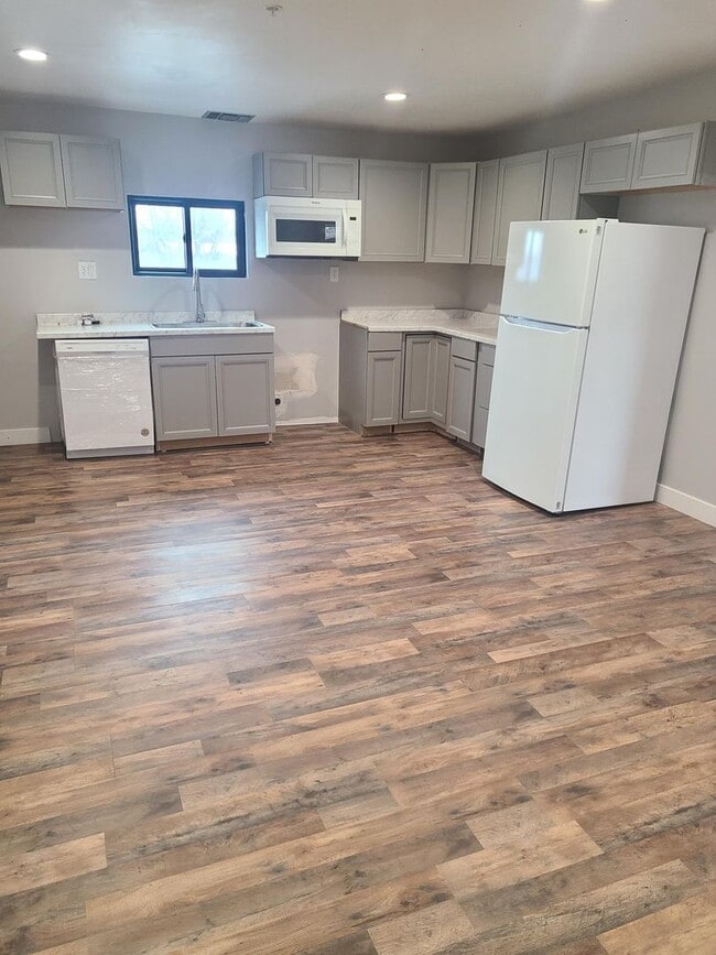 Building Photo - 17th St 6 Plex