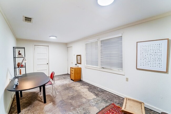 Building Photo - Charming Sycamore Street House