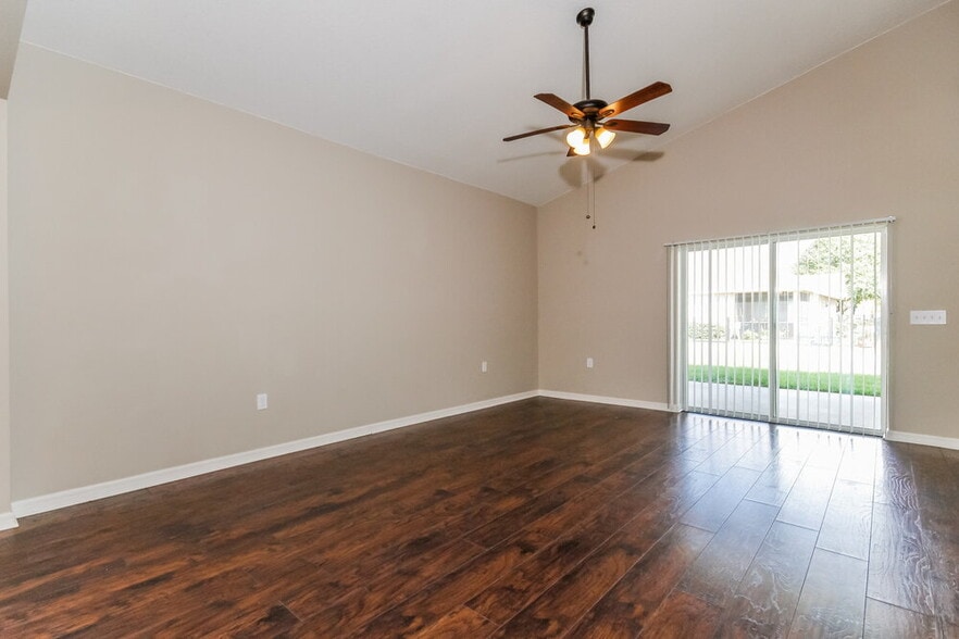 Building Photo - 6870 Glenbrook Dr