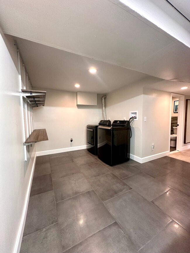 Building Photo - 2560 Fillmore Ave