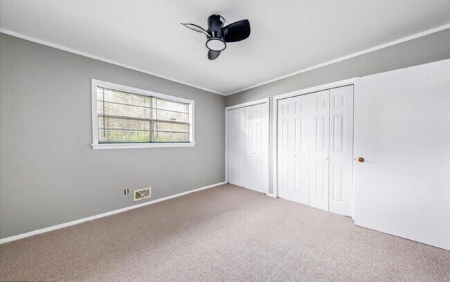 Building Photo - 2363 Robin Hood Rd