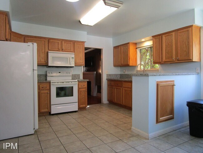 Building Photo - 2 br, 1 bath House - 146 West 2nd Avenue