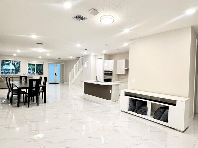 Building Photo - 10420 NW 67th St