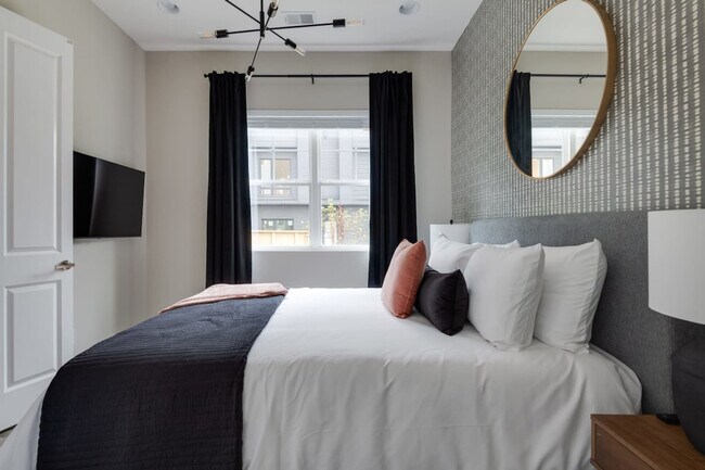 Building Photo - 1405 Napoleon St