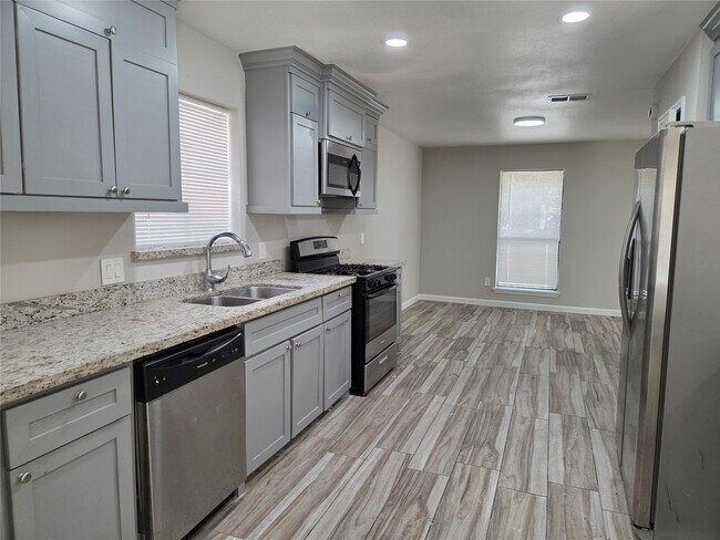 Building Photo - 592 River Plantation Dr