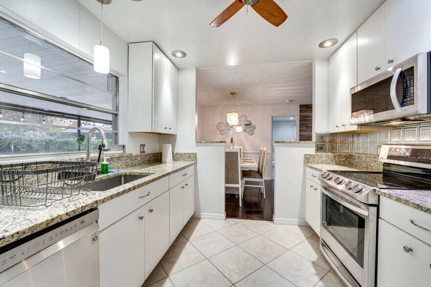 Building Photo - 8644 Sandberry Blvd