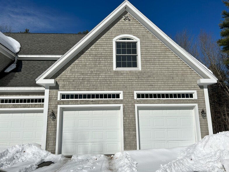 Unit is above garage with its own parking bay - 4 Evergreen Dr