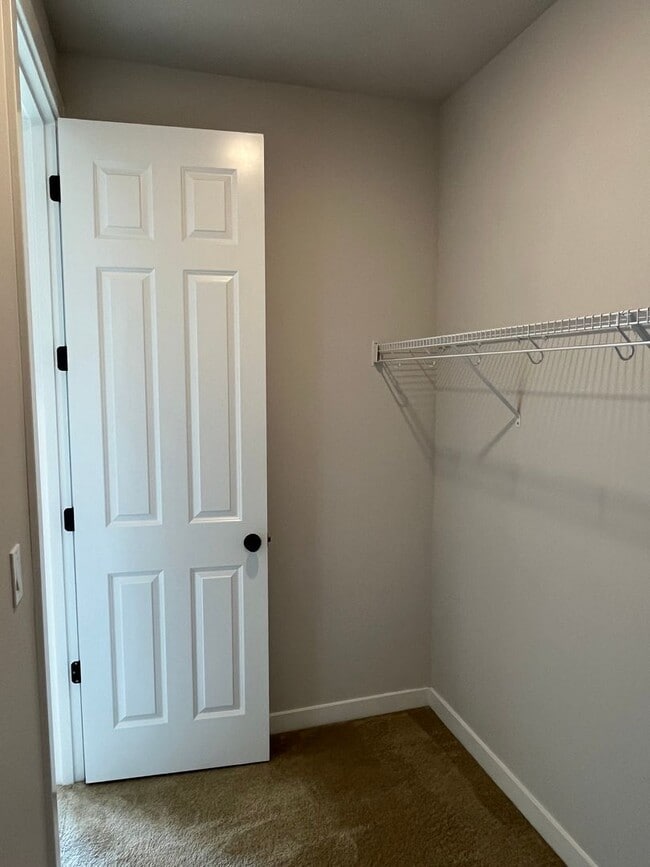 Building Photo - Modern Luxury Meets Convenience in Hillsboro