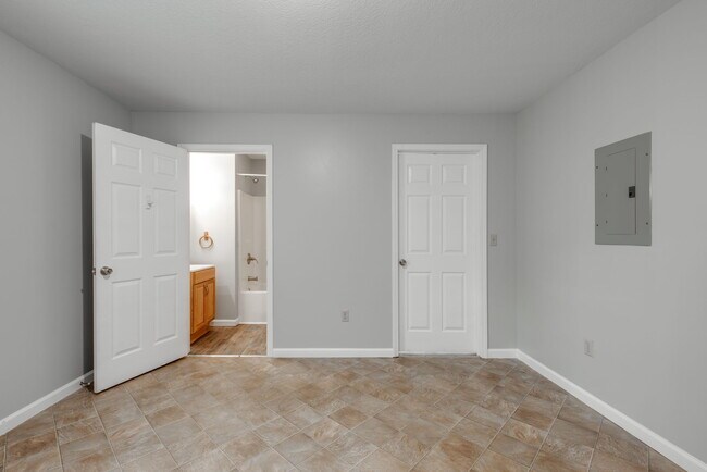 Building Photo - 800 Lullwater Rd