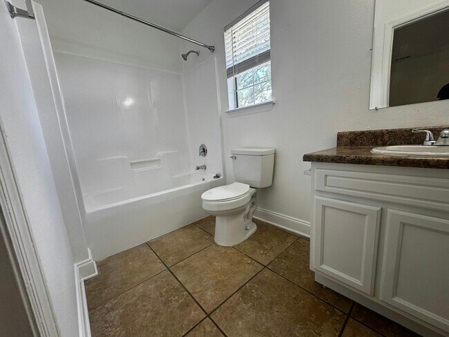 Building Photo - 102 White Dr