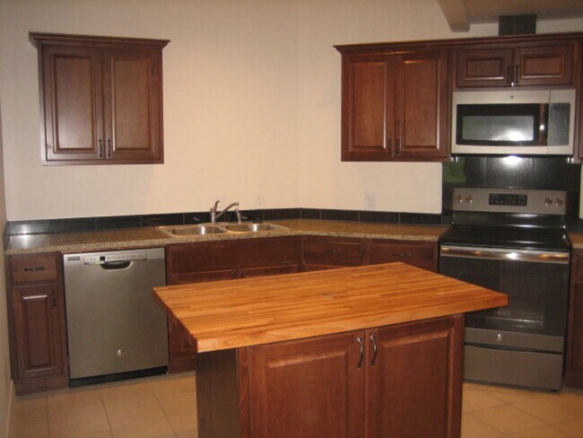 Building Photo - Country Living Close to Downtown CDA!